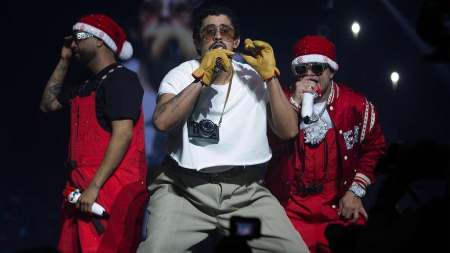 Bad Bunny (centro), durante un reciente concierto en San Juan. / EFE