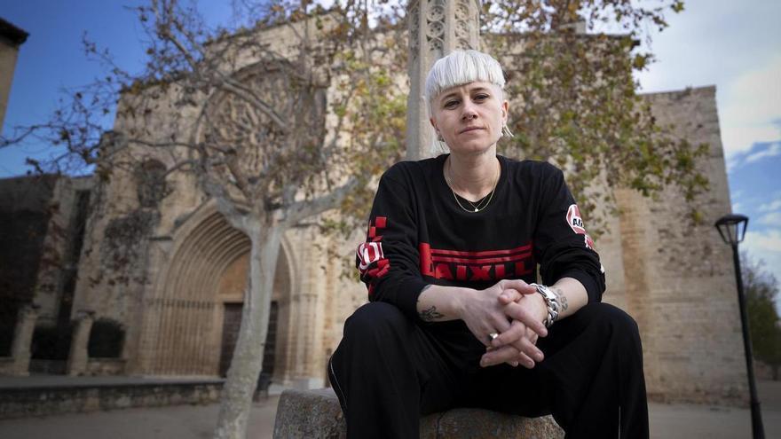La artista Cora Novoa, fotografiada ante la iglesia del Monasterio de Sant Cugat, uno de sus rincones favoritos de Barcelona. / Ferrán Nadeu