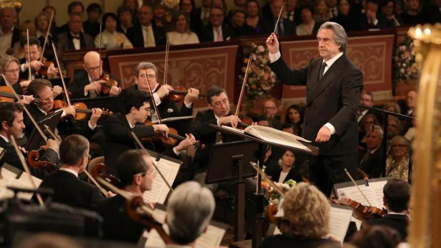 El director de orquesta Riccardo Mutti (d) durante el Concierto de Año Nuevo de la Filarmónica de Viena este miércoles. / EFE