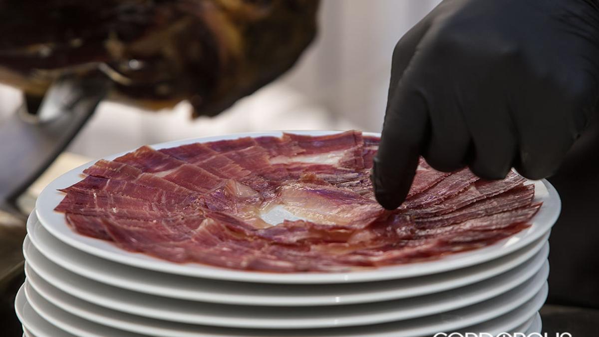 Jamón recién cortado MADERO CUBERO Presentación de la Feria del Jamón en Fitur 2025.