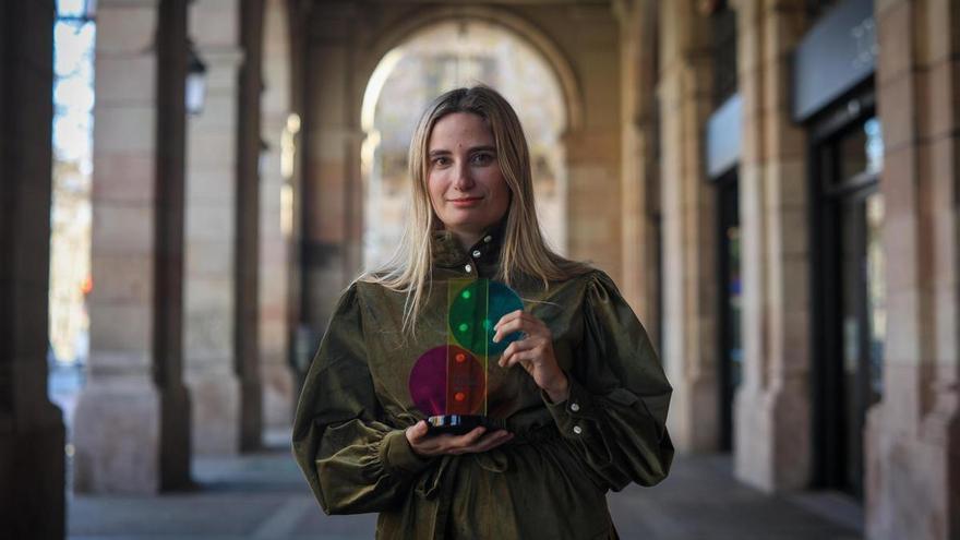 Tamara Tenenbaum posa con premio Paidós tras recibir el galardón / / Jordi Otix