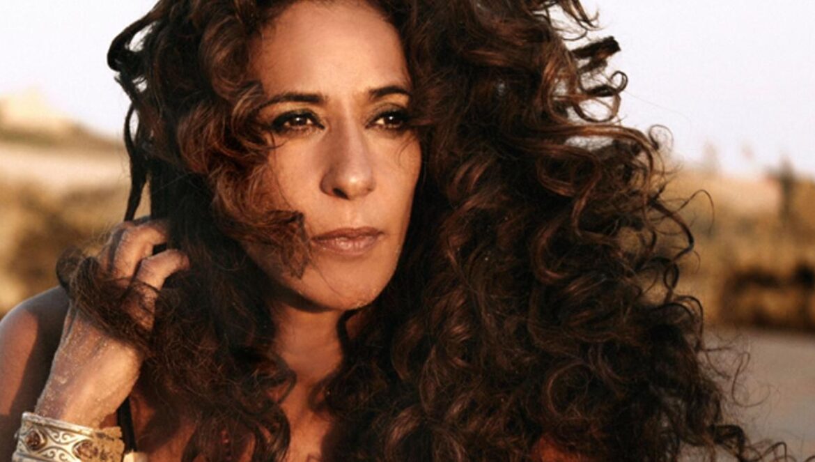 Rosario Flores.