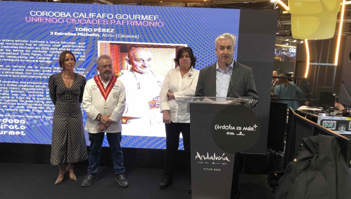 Antonio Caño presenta Califato Gourmet 2025 en el expositor de Córdoba en Fitur.
