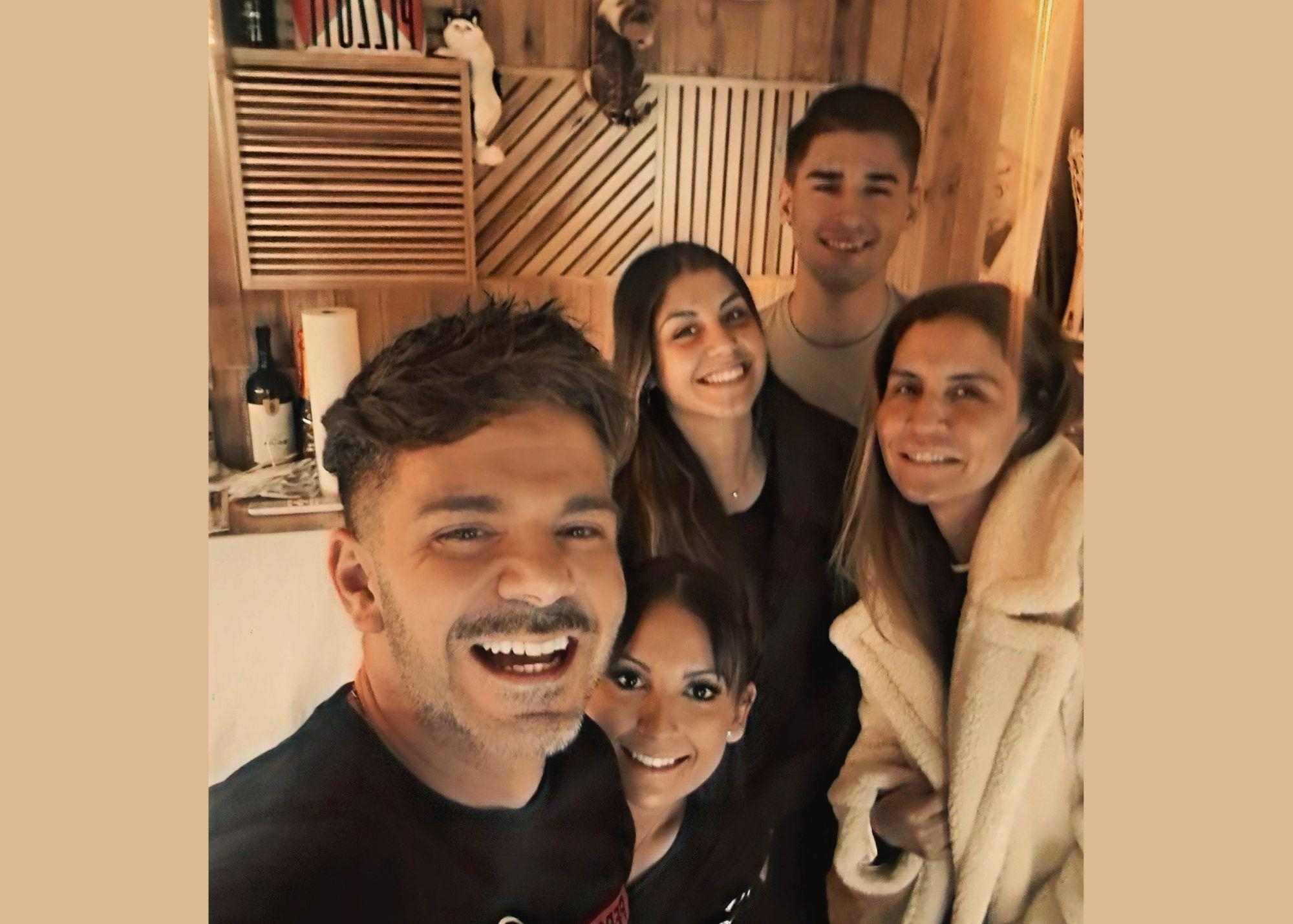 Susana Saborido y su hija Daniela junto al equipo de Sí, Quiero / Sí, Quiero