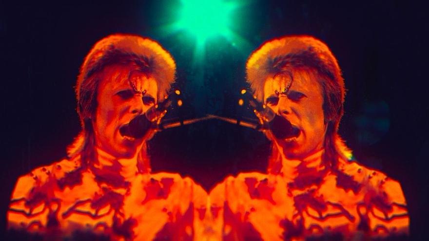 David Bowie, caracterizado como el personaje de Ziggy Stardust con el que por fin alcanzaría fama mundial, en un fotograma del documental 'Moonage Daydream'. / ARCHIVO