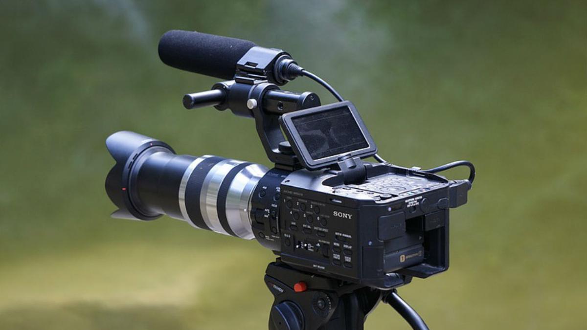 Una cámara de vídeo PIXABAY