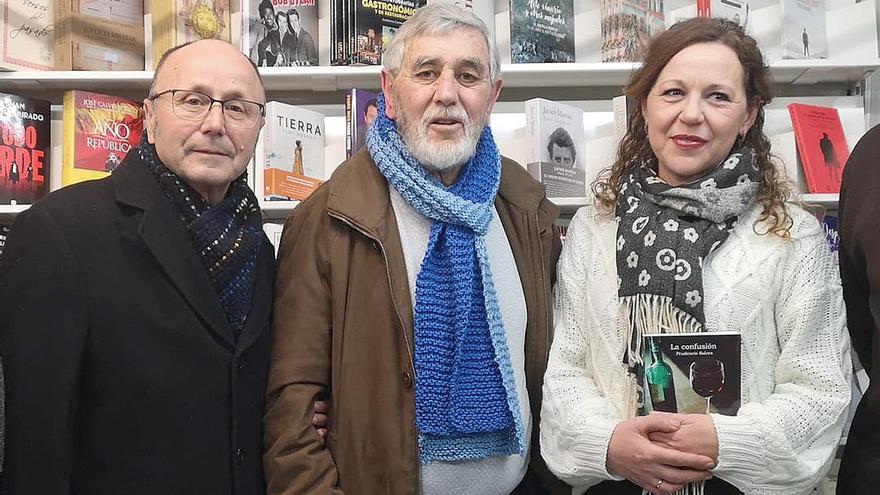 Manuel Bellido, Prudencio Salces, Sole Raya, en la Librería Nobel. / JOSÉ ANTONIO AGUILAR