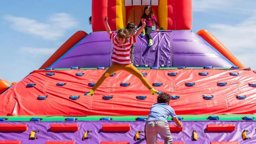 Llega a Córdoba el parque hinchable más grande del mundo / FUNBOX