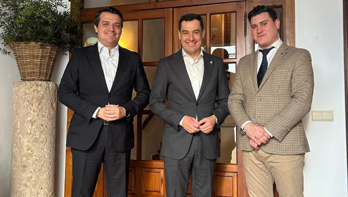 José María Bellido, Juanma Moreno y Manuel Cabezas en la entrada de Ermita de la Candelaria / Ermita de la Candelaria