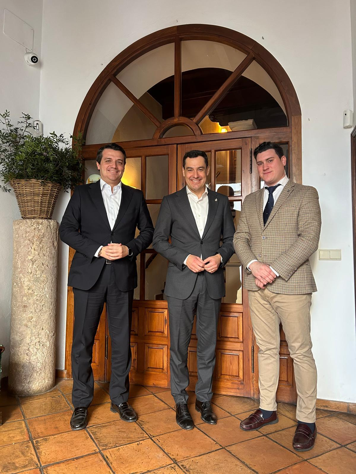 José María Bellido, Juanma Moreno y Manuel Cabezas en la entrada de Ermita de la Candelaria / Ermita de la Candelaria