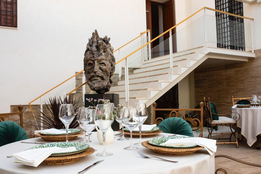 Las esculturas de Aurelio Teno se ubican en rincones estratégicos que dinamizan el espacio / El Día