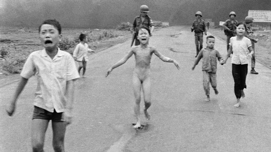 La pequeña Phan Thi Kim Phuc desnuda, de nueve años, y sus familiares corren aterrorizados por las bombas de napalm del ejército de Vietnam del Sur, con su ropa y su piel quemadas. / AP