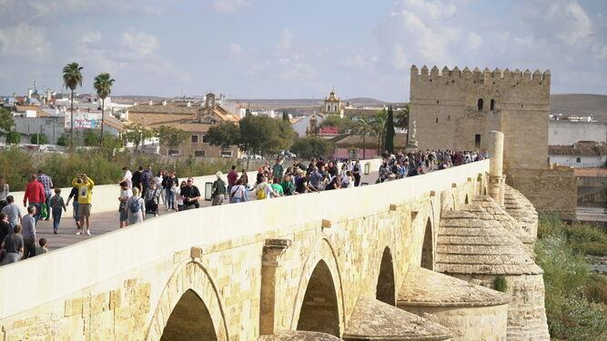 Turistas en el Puente Romano de Córdoba / El Día