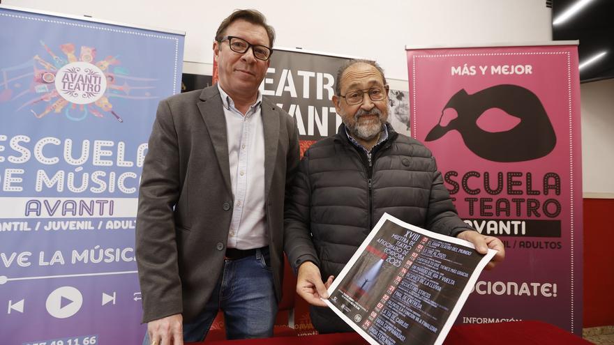 Francisco Santofimia y Rafael Dorado, en la presentación de la 18ª Muestra de Teatro Aficionado Qurtuba 2025. / MANUEL MURILLO