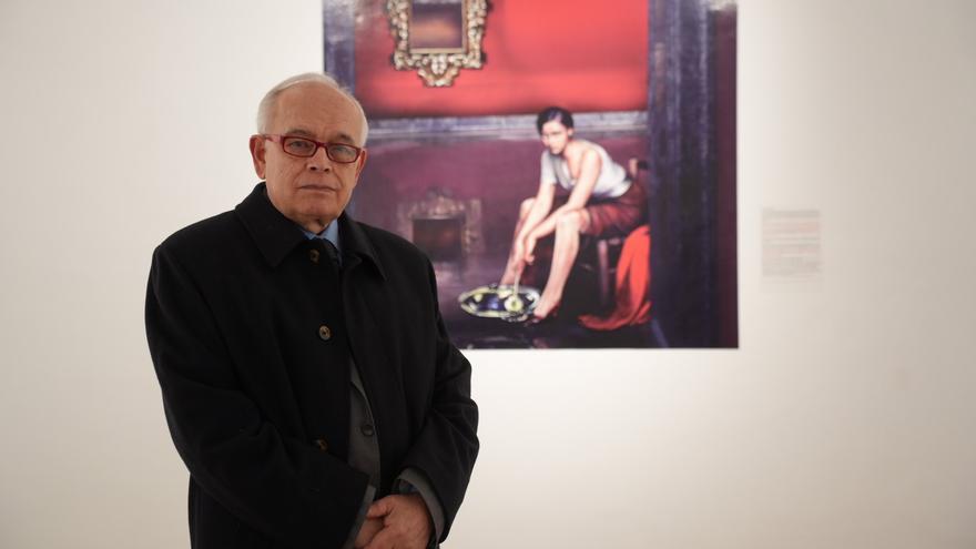 El fotógrafo José Lara posa delante de una de sus obras expuesta en la Casa Góngora. / CHENCHO MARTÍNEZ