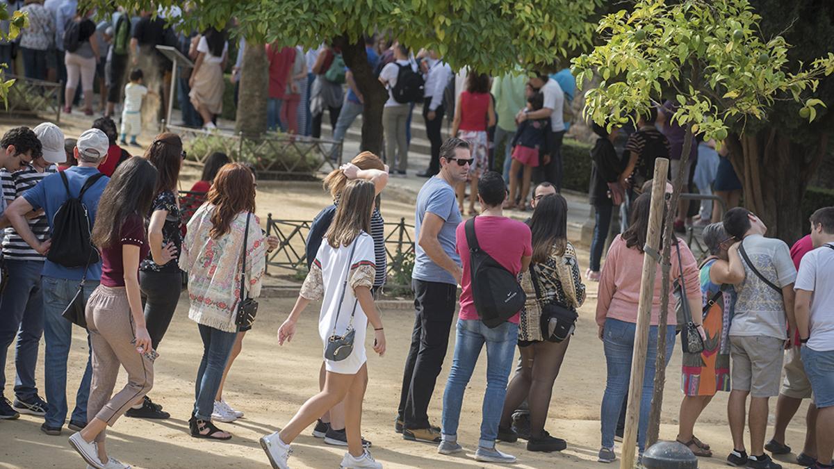 Turistas haciendo cola en El Alcázar de los Reyes Cristianos TONI BLANCO