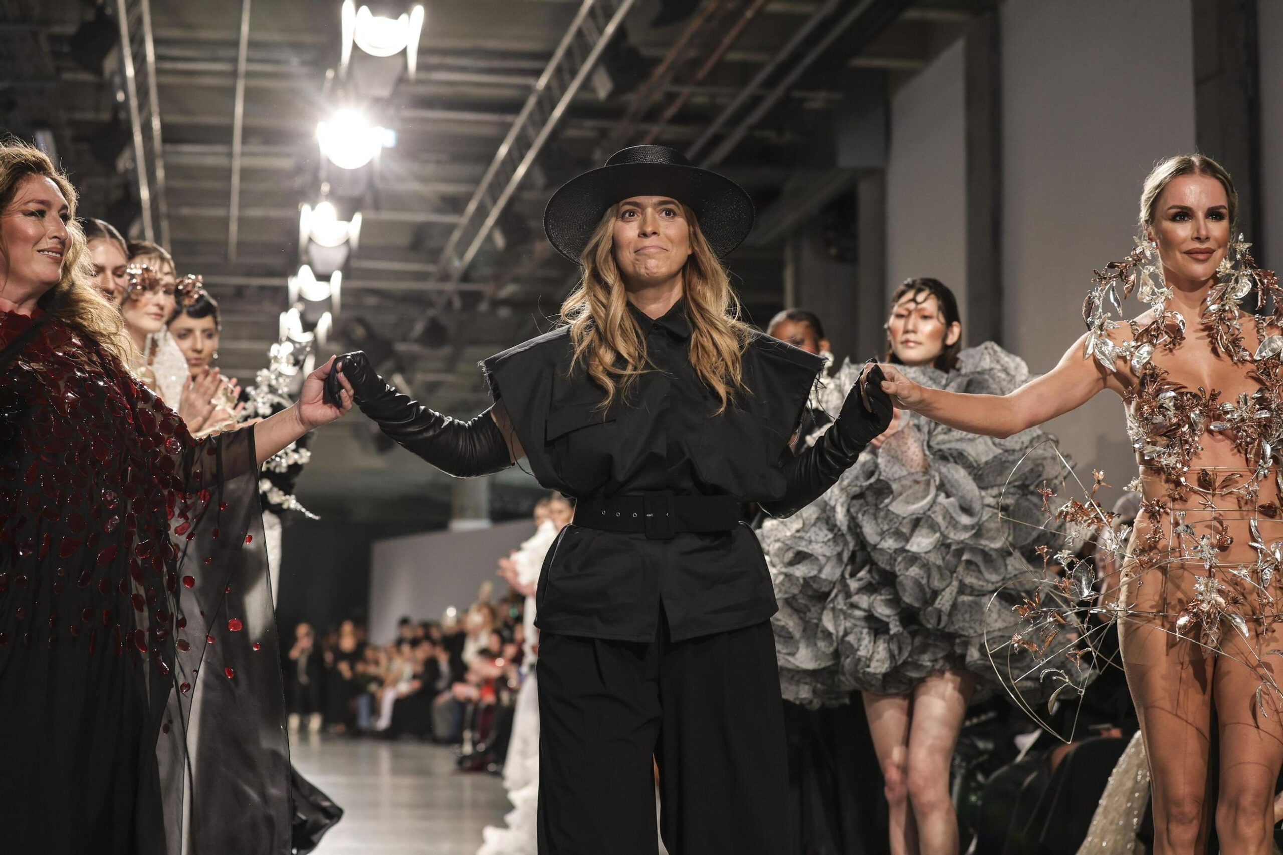 Juana Martín, al término de su desfile en la Semana de la Alta Costura de París, de la manos de Estrella Morente y Águeda López / Teresa Suárez / EFE