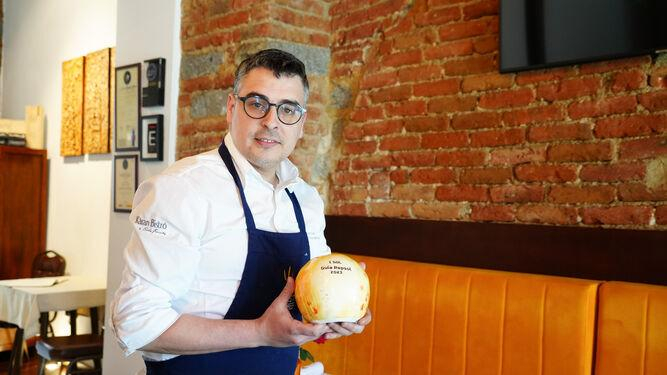 El chef Carlos Fernández, de Kàran Bistró, posa con el Sol Repsol / Quercus