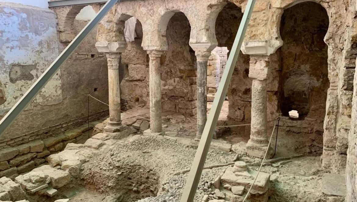 Sala templada de los baños árabes de San Pedro.