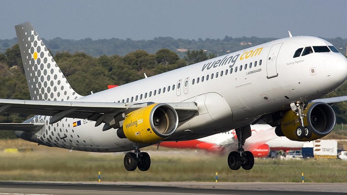 Un avión de Vueling. Reunión entre la Junta, la Diputación y el Ayuntamiento de Córdoba con Vueling.