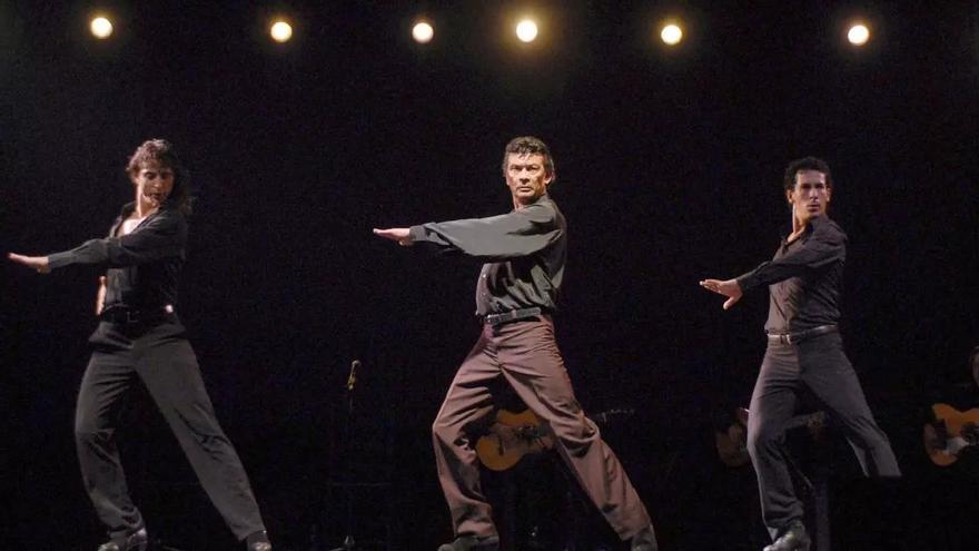 El bailaor de flamenco "El Güito" (c), en una imagen de archivo. / EFE / KIKO HUESCA