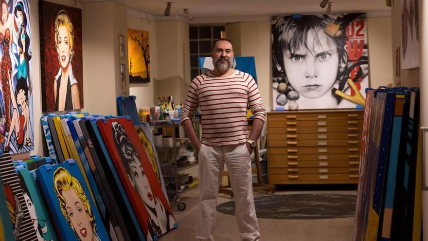 Antonio de Felipe está pintando un retrato a Carmen Thyssen mientras graba un documental para Netflix sobre su vida. / M.A. Montesinos.