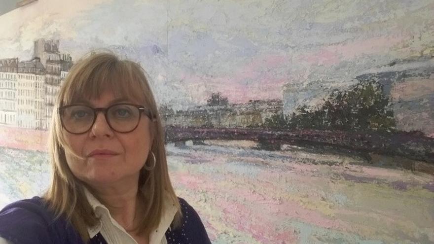Lola J. Valiente posa junto a una de sus obras expuestas. / CÓRODBA