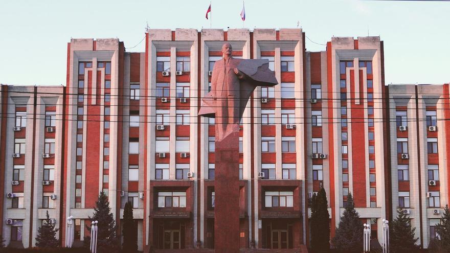 El Parlamento de Transnistria, con la estatua de Lenin al frente. / ALEX HOUQUE
