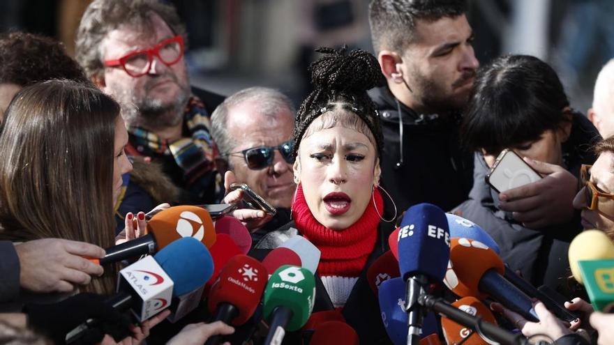 La becaria que ha acusado a Nacho Cano, Lesly Ochoa, este lunes, frente a los juzgados de Plaza de Castilla en Madrid. / EFE