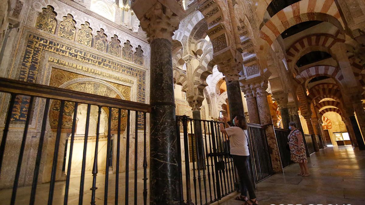 Una cordobesa, ante un Mihrab vacío de público ÁLEX GALLEGOS