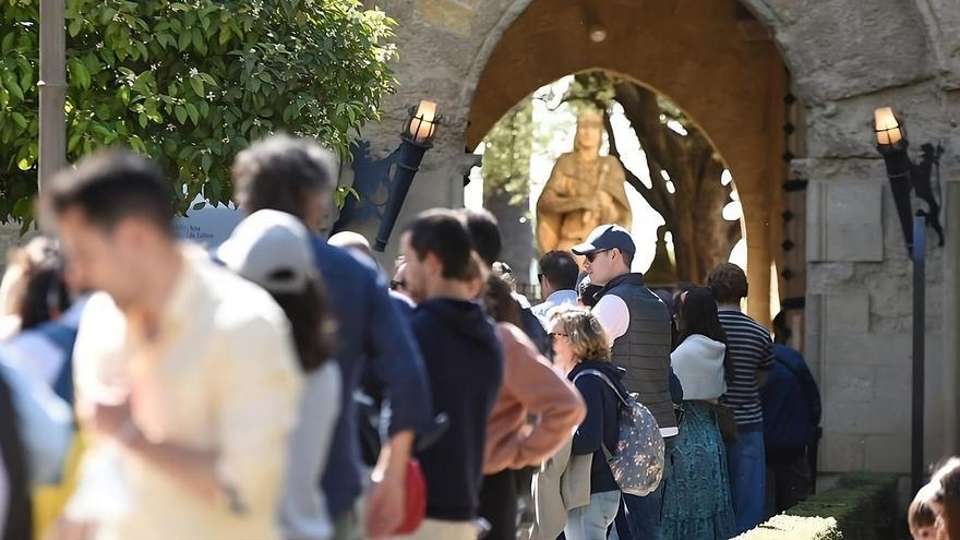 Colas de visitantes para acceder al Alcázar de los Reyes Cristianos. / CÓRDOBA