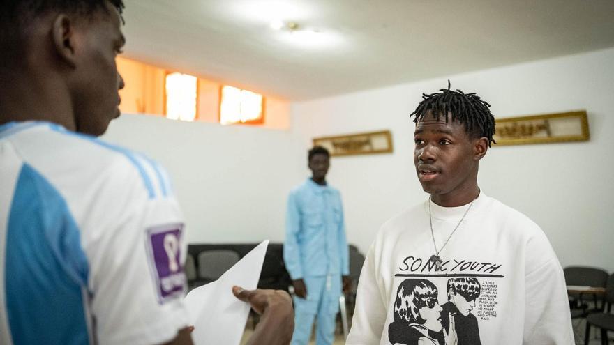 Ensayo de la obra de teatro que presentan jóvenes migrantes senegaleses / Andrés Gutiérrez