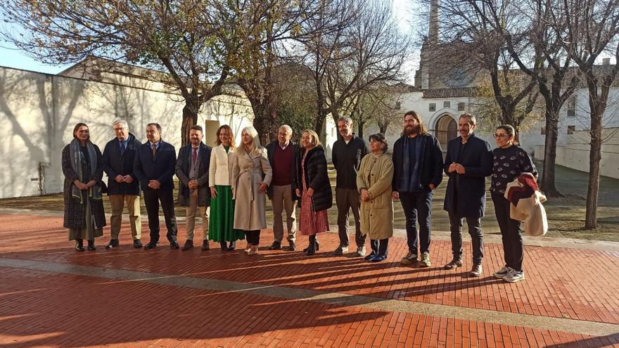 La consejera de Cultura y la directora del C3A, con autoridades y artistas presentes en la presentación de la programación de 2025. / ARACELI R. ARJONA