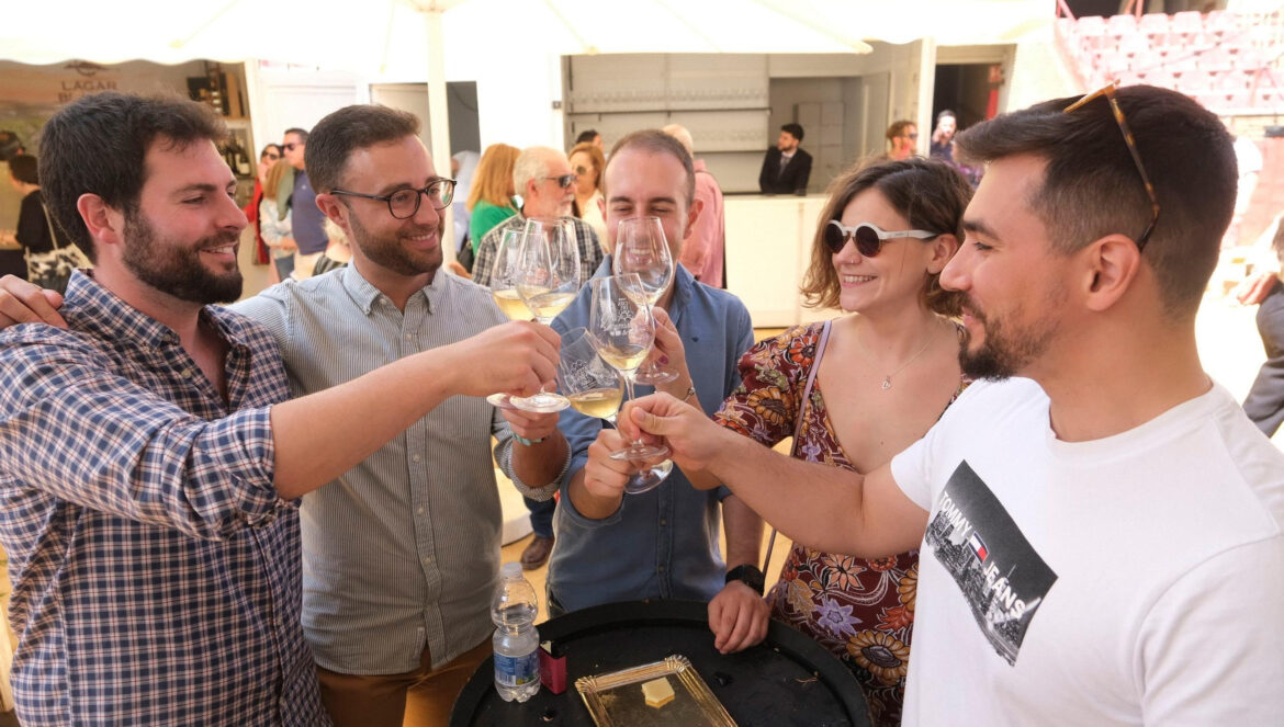 Jóvenes brindan en la última edición de la cata. / Juan Ayala