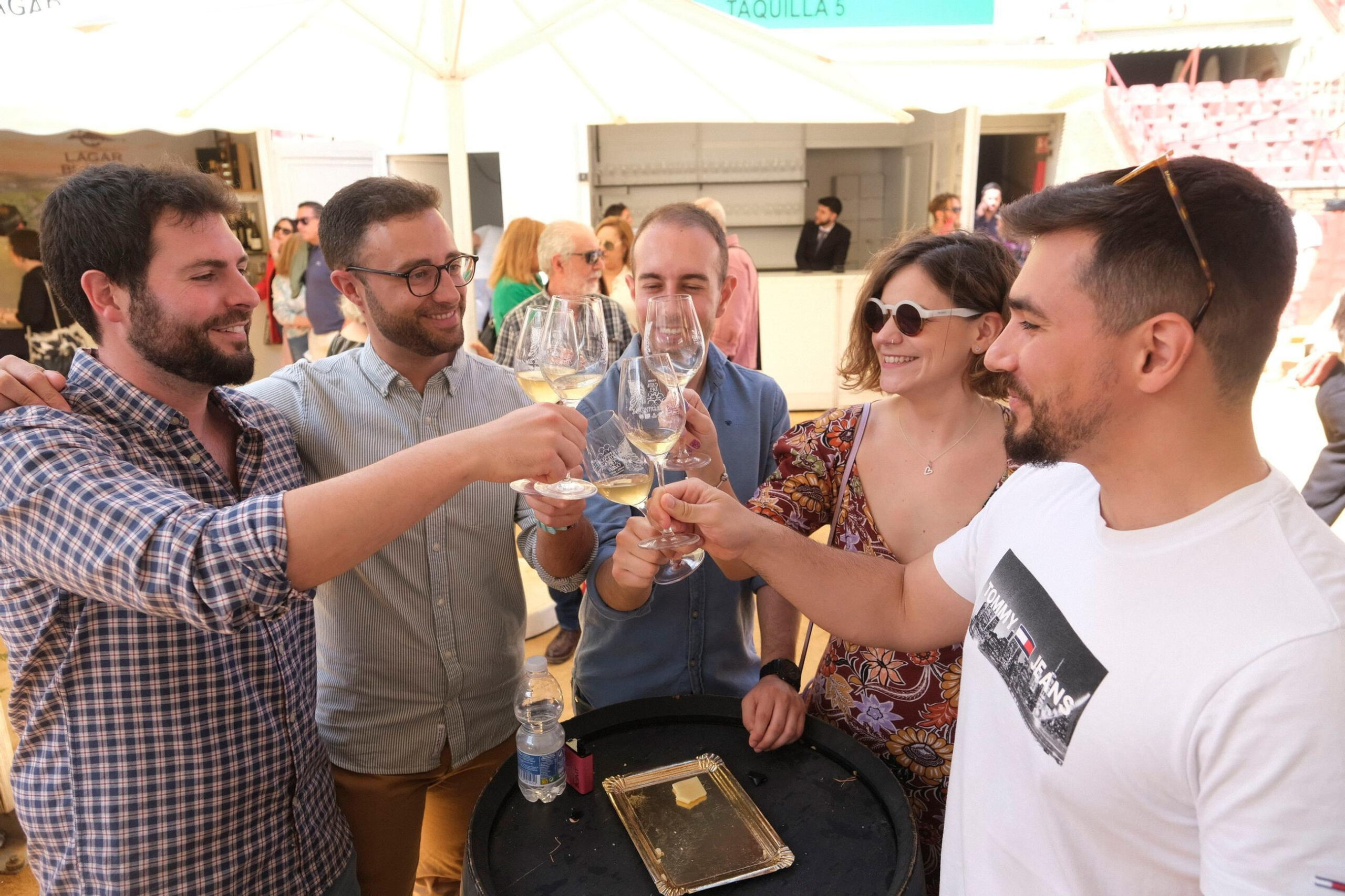 Jóvenes brindan en la última edición de la cata. / Juan Ayala
