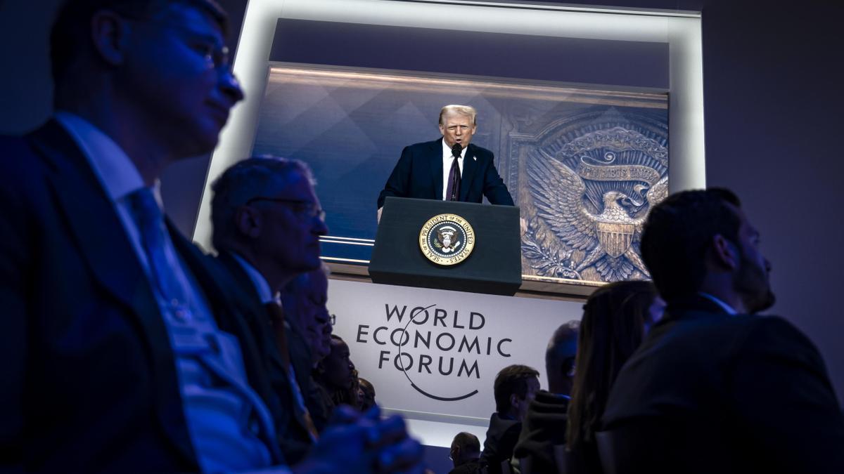 La escritora, poeta y periodista Azahara Palomeque J.M.Ayala Azahara Palomeque, en una imagen de la época en que trabajaba en la Universidad de Penn. El presidente estadounidense, Donald Trump, durante su discurso en el Foro de Davos. EFE / Michael Buholzer Elon Musk haciendo el saludo nazi en la toma de posesión de Trump.