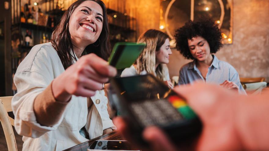 Mujeres en un restaurante después de un servicio / Shutterstock