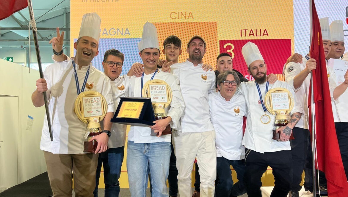 La Selección Española de Panadería Artesana posa con el galardón / José Roldán