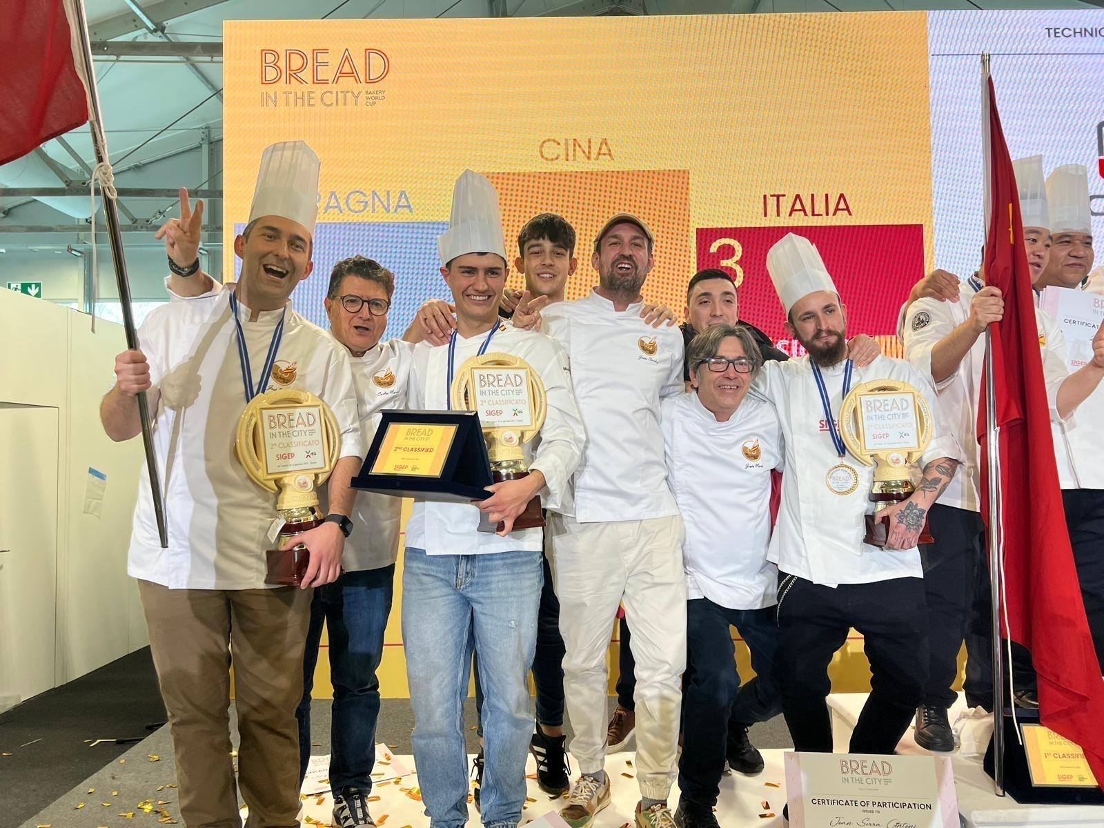 La Selección Española de Panadería Artesana posa con el galardón / José Roldán