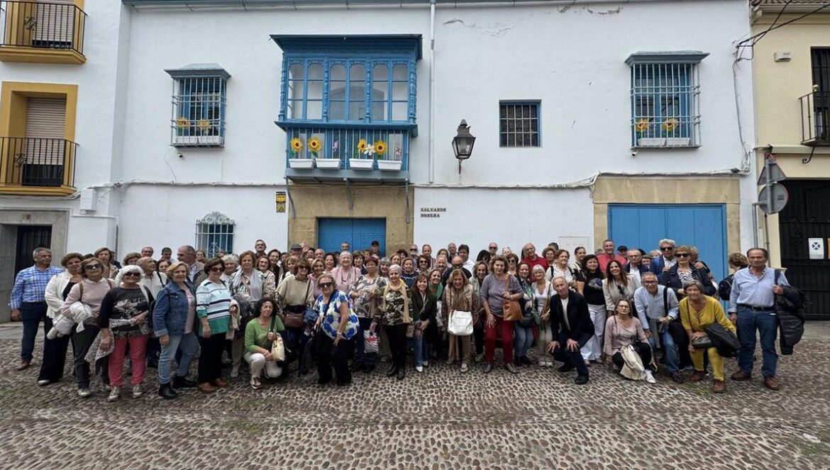 Foto de grupo ante La Casa Azul, Centro de Creación y Producción Cultural ubicado en Córdoba.