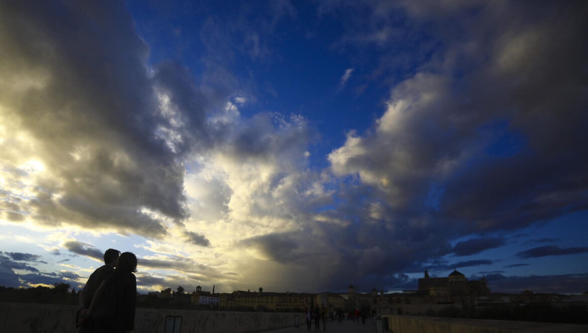 Atardecer en el Puente Romano de Córdoba / Salas / Efe