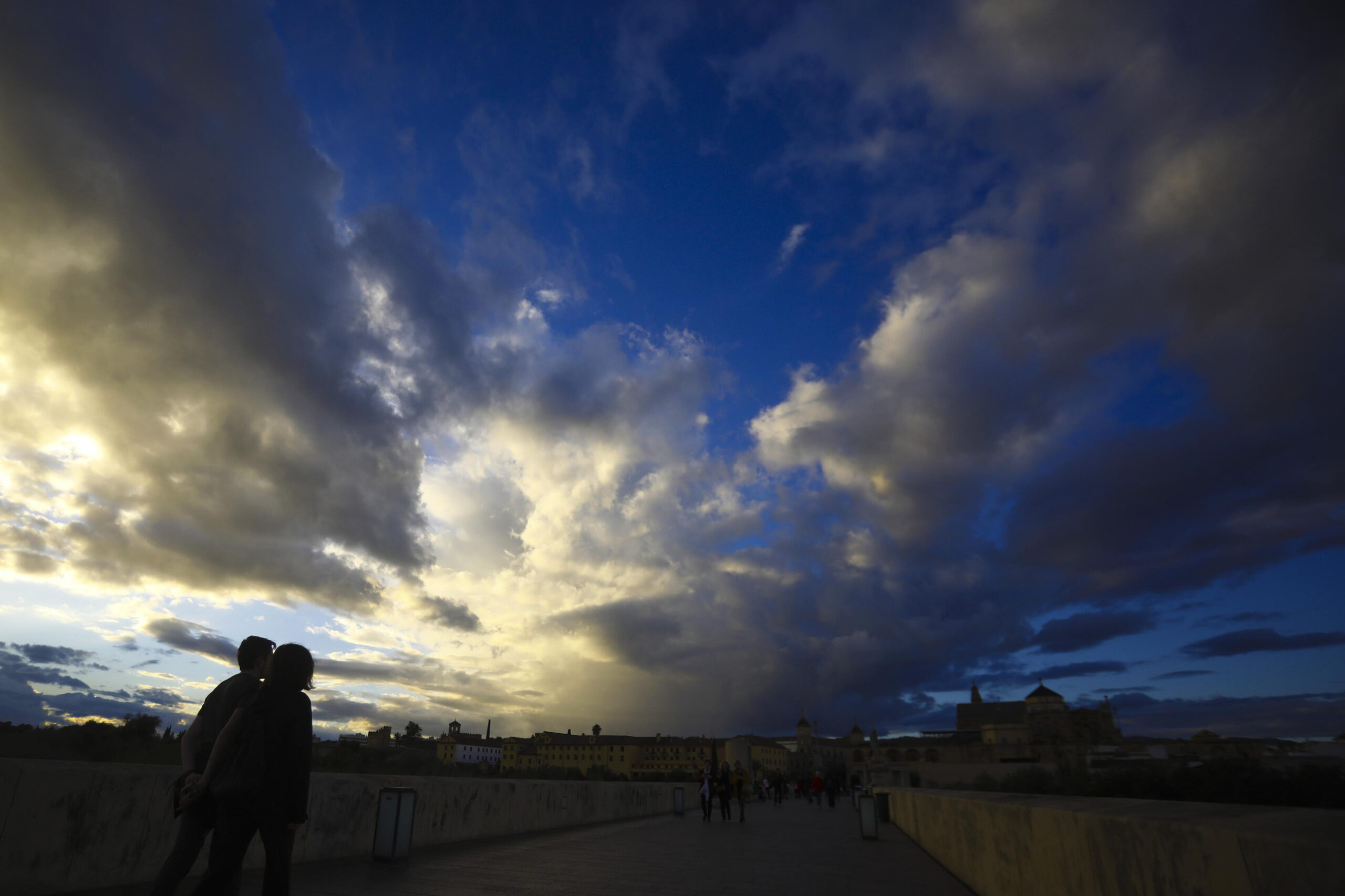 Atardecer en el Puente Romano de Córdoba / Salas / Efe
