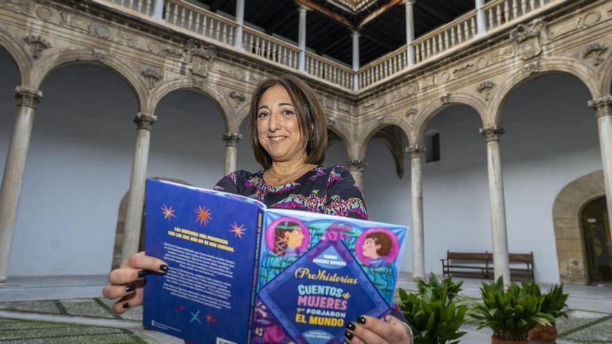 La arqueóloga y divulgadora Marga Sánchez Romero con su nuevo libro: 'Cuentos de mujeres que forjaron el mundo'. / Miguel Ángel Molina