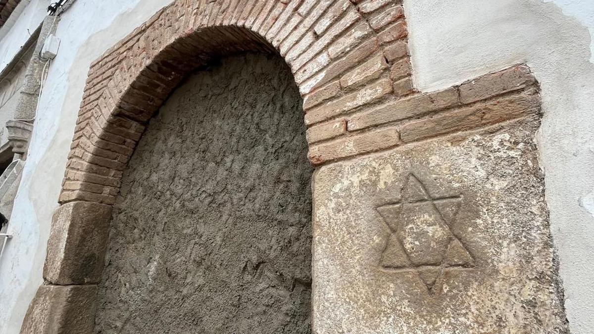Estrella de David descubierta en una vivienda de Pedroche (Córdoba) | AYUNTAMIENTO DE PEDROCHE Estrella de David descubierta en una vivienda de Pedroche (Córdoba) | AYUNTAMIENTO DE PEDROCHE Estrella de David descubierta en una vivienda de Pedroche (Córdoba) | AYUNTAMIENTO DE PEDROCHE