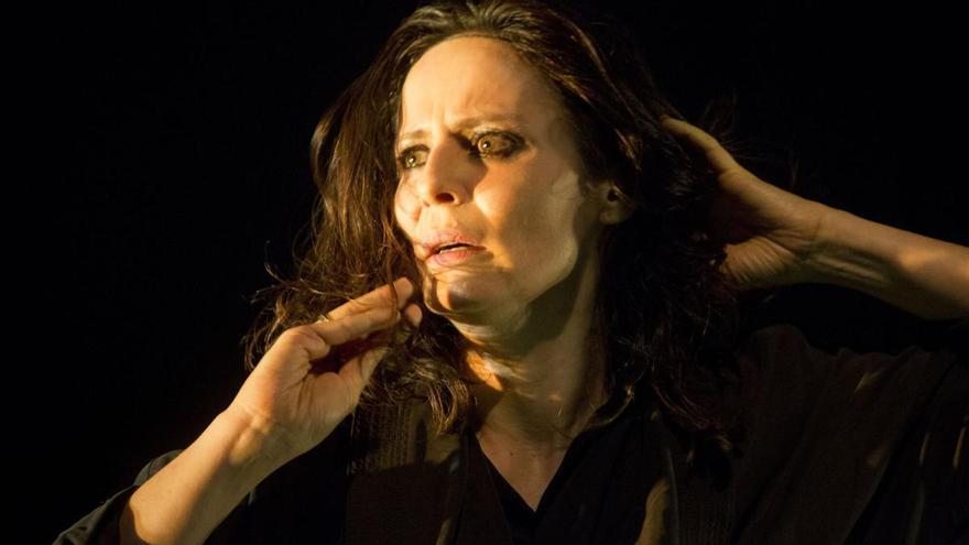 El mito de Medea, que mata a sus propios hijos en un acto de venganza, es uno de los más representados en la historia del arte, también sobre el escenario. En la imagen, la actriz Aitana Sánchez-Gijón caracterizada como este personaje clásico en un montaje en el que estuvo dirigida por Andrés Lima. / / Luis Castilla