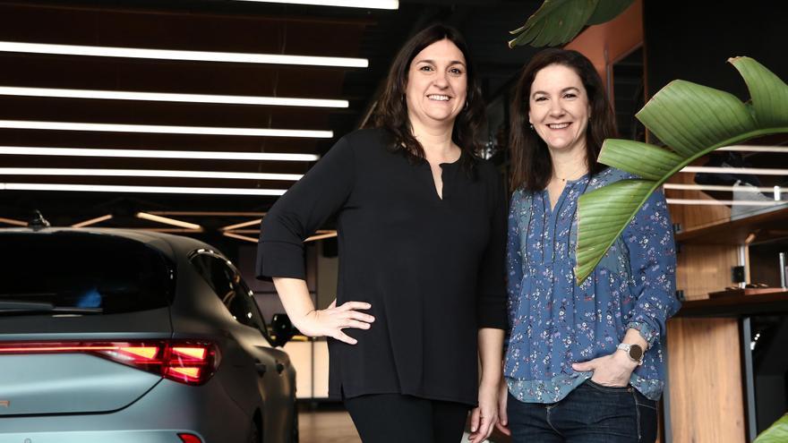 Las ingenieras Elisabet Agea (izquierda) y Silvia Diez, en Casa Seat (Barcelona). / ELISENDA PONS
