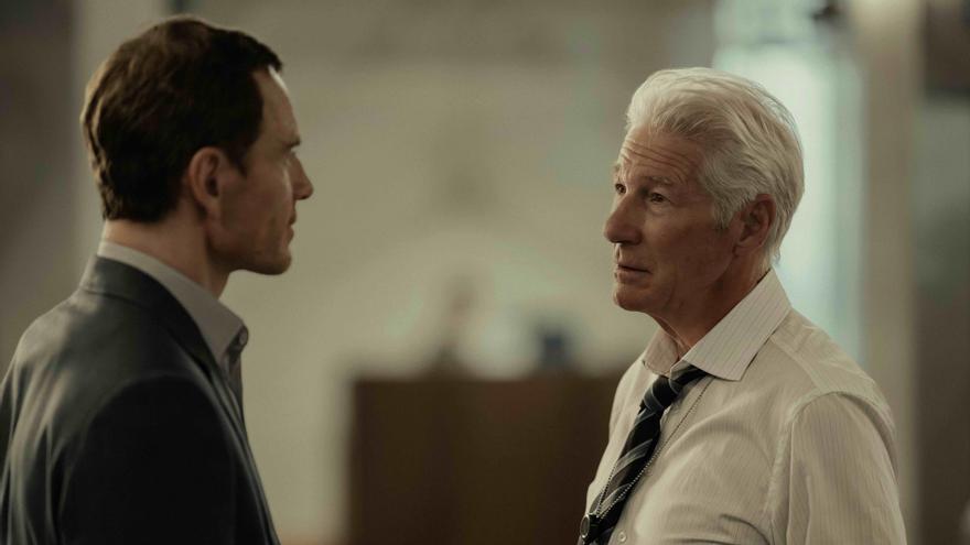 Michael Fassbender y Richard Gere en una imagen de 'The Agency'. / SkyShowtime
