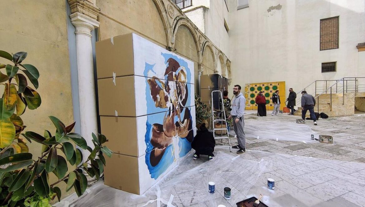 Los artistas, en el proceso creativo en el patio de la Delegación de Cultura.