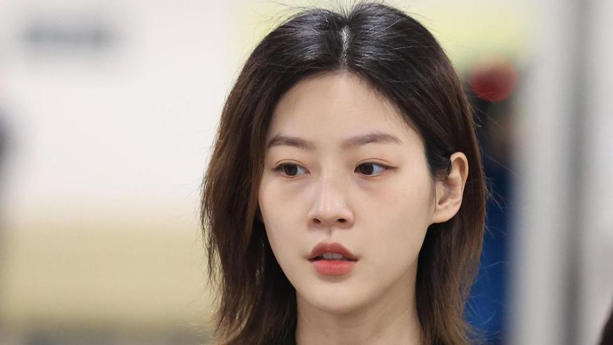La actriz surcoreana Kim Sae-ron en el Tribunal del Distrito Central de Seúl. / EFE