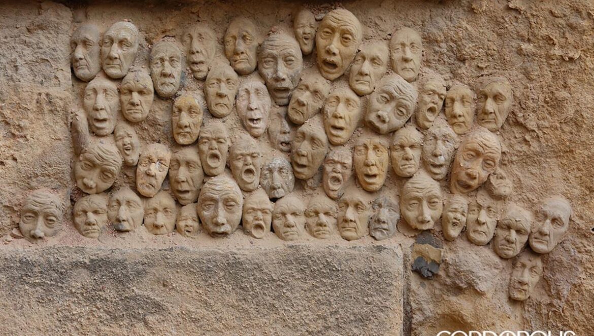 Caras pegadas en la Puerta de Almodóvar Álex Gallegos